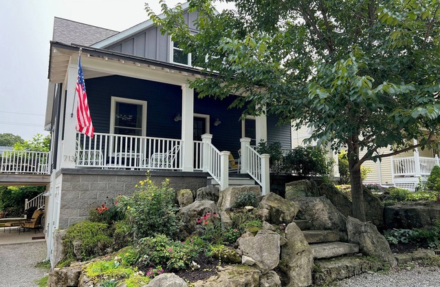 Spacious Lakeside cottage - Sleeps 16 - steps to Pool, Fitness, & Pickleball in Lakeside Marblehead
