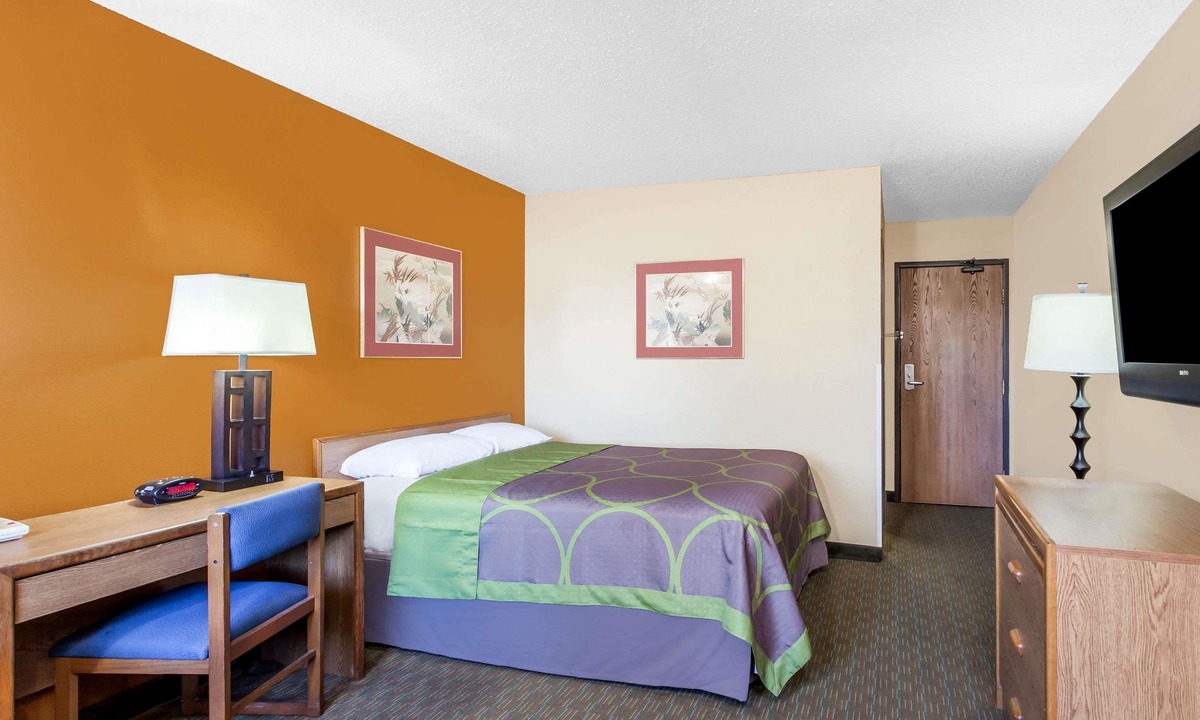 Charlotte Hotel | Super 8 by Wyndham Charlotte/Amusement Park Area