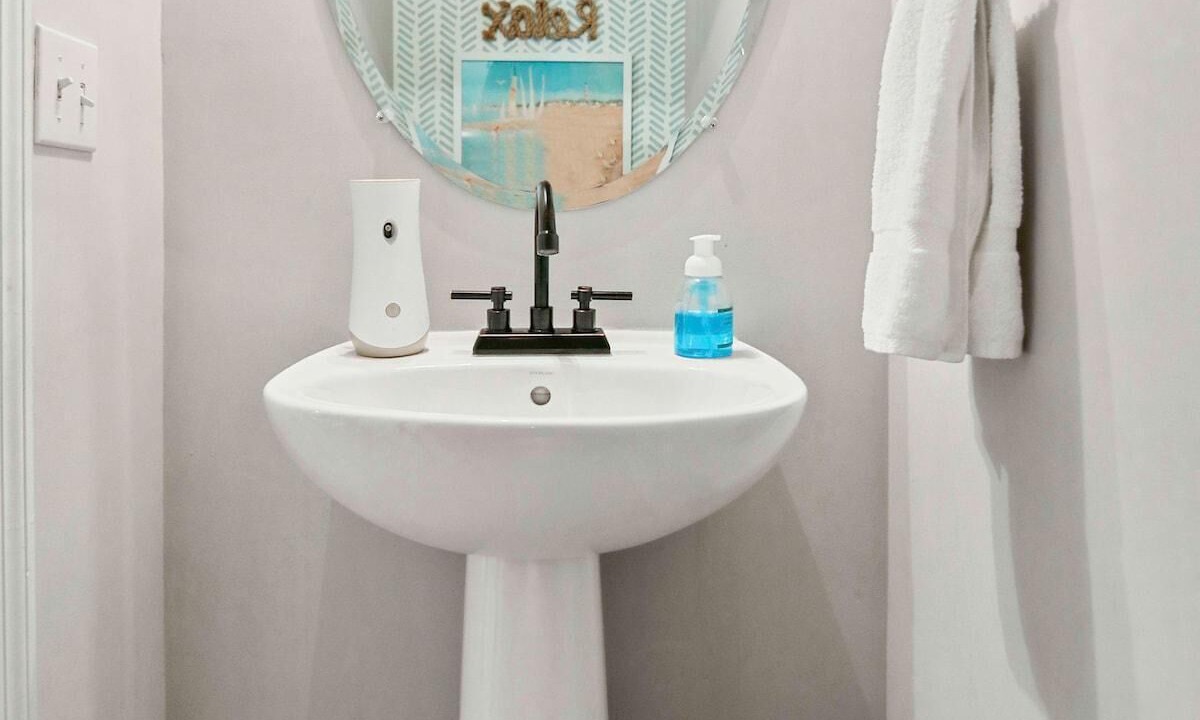 Charleston House | Boho Soco- 8 Mins to Credit One, 20 Mins to Dtwn
