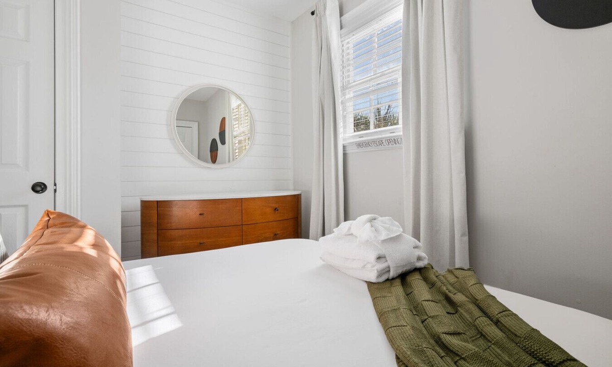 Cannonborough Elliotborough Apartment | Suite Retreat on Coming Street ^ Walk Everywhere!