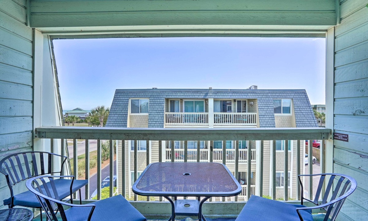 Isle of Palms Condo | Walk to Beach! Isle of Palms Condo w/Pool Access