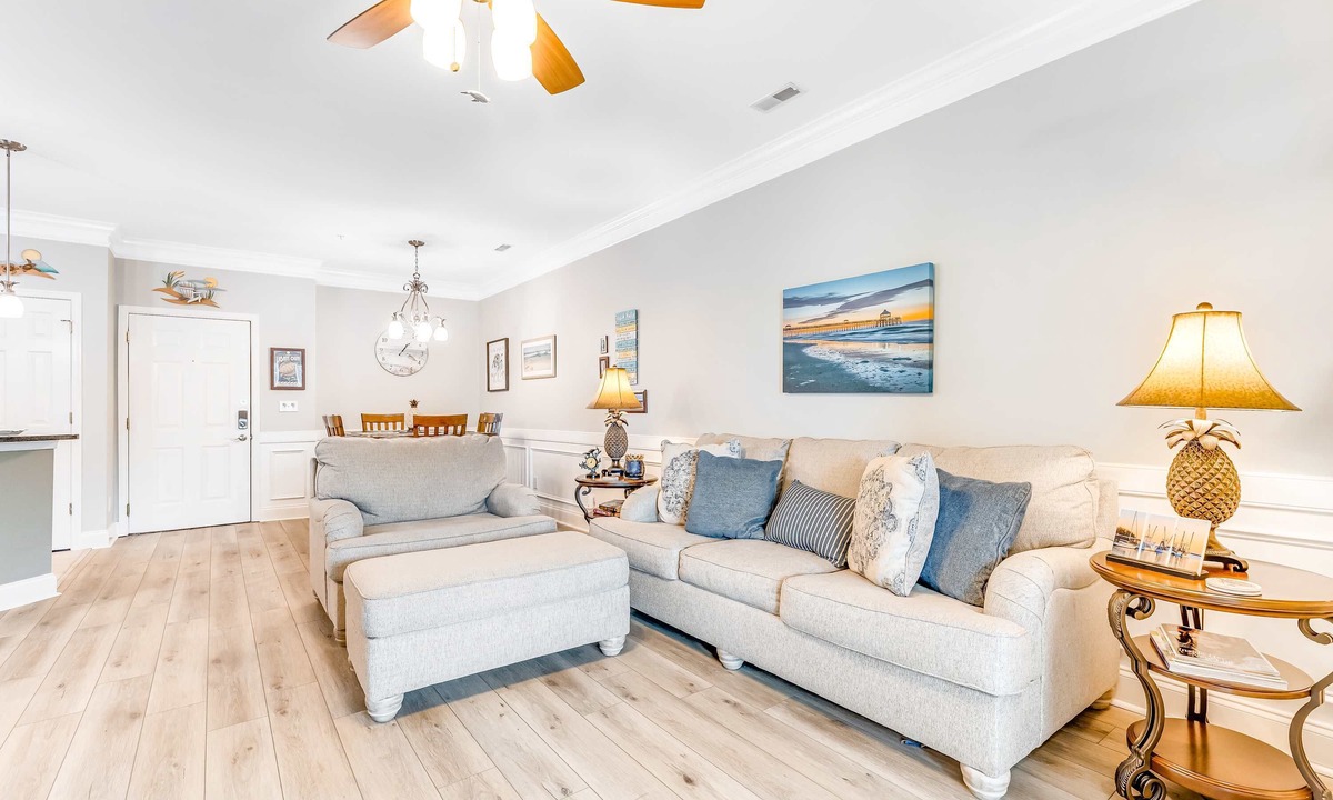 Charleston Condo | Dog-friendly monthly rental with pool, AC, ideal for remote work & travel nurse