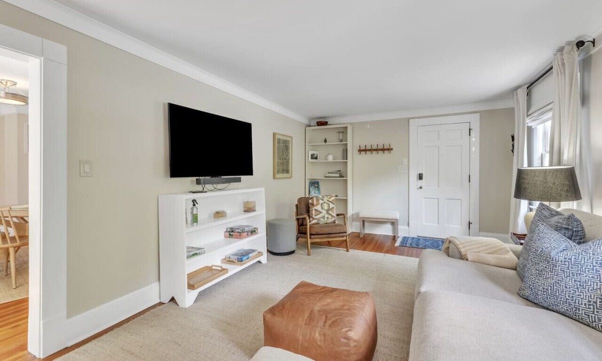 Hillsborough House | Newly Renovated Carriage House in quaint, historic Hillsborough; quiet location