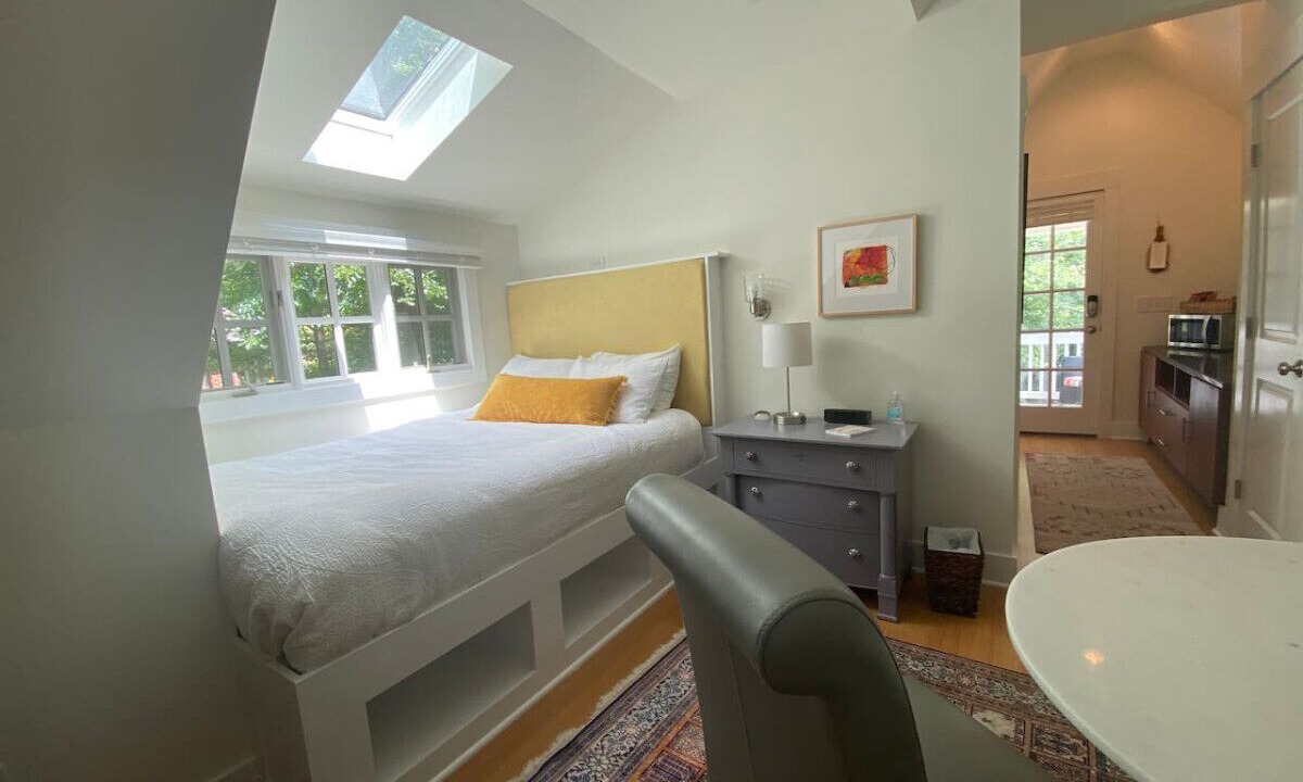 Old Irving Park Apartment | Tranquility Retreat - Serene Setting