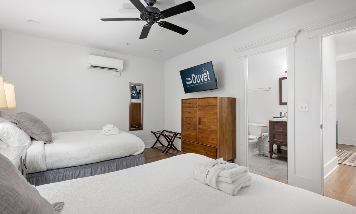 Downtown Charleston Apartment | In the Heart of King Street | Hampton Suite