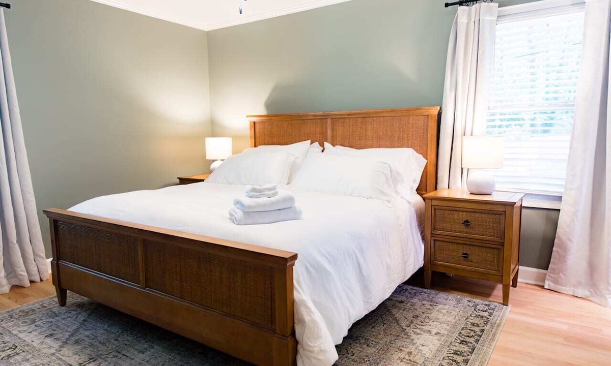 Wade Hampton House | Fenced In|10 Min To DT|Sleeps 14|Walk In Shower