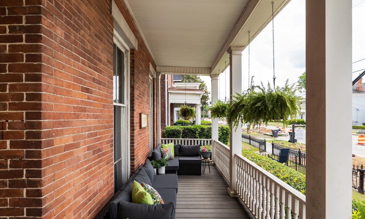 Olde Town Augusta Apartment | 1 bedroom, 1 bathroom suite in Downtown Augusta. The sleeping arrangements for this unit are a full bed and a pull-out couch in the living room.