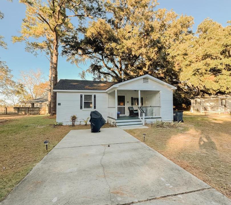 Beaufort House | Sleeps 4 Cottage Near Spanish Moss Trail and Downtown