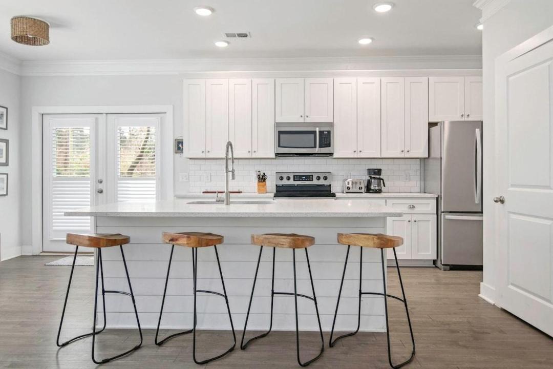 Mount Pleasant House | Ride The Wave, 5 min to Beach, 7 min to Dtwn