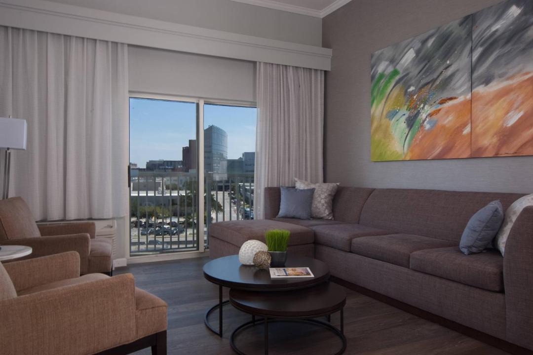 Downtown Charleston Hotel | Courtyard Charleston Waterfront