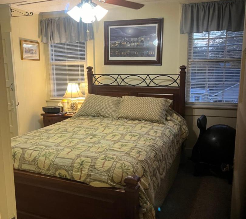 Rosewood Apartment | Charleston, SC themed - PRIVATE 1 QUEEN BED 1 BATH APARTMENT 2 FUTONS THAT FOLD OUT FLAT TO SLEEP ON & LEATHER LOVE SEAT GAS LOGS IN LIVING ROOM FULL KITCHEN POKER BUMPER POOL TABLE CONVENIENTLY LOCATED IN COLUMBIA SOUTH CAROLINA 1 QUEEN BED & 2 SOFA BEDS