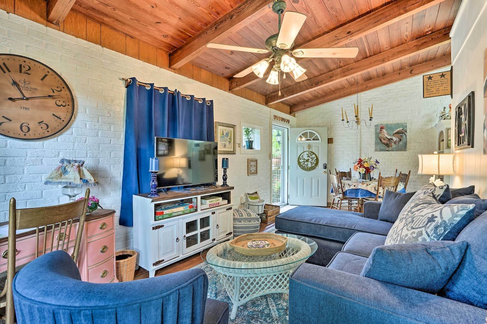 Photo of Livingroom in Summerville Historic District