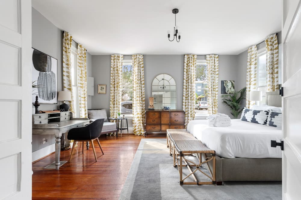 Photo of Livingroom in Downtown Charleston