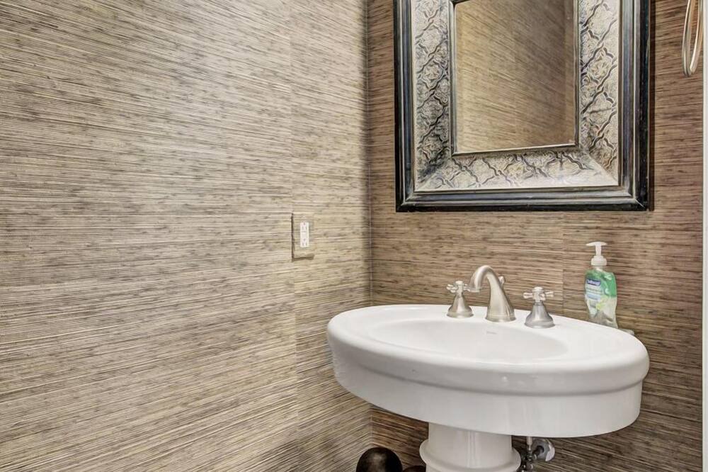 Photo of Bathroom in Waters Edge