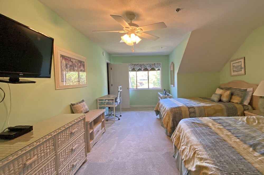Photo of Bedroom in Arcadian Shores
