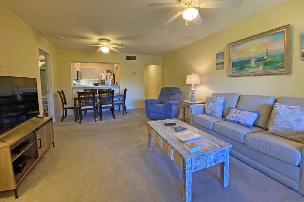 Photo of Livingroom in Arcadian Shores