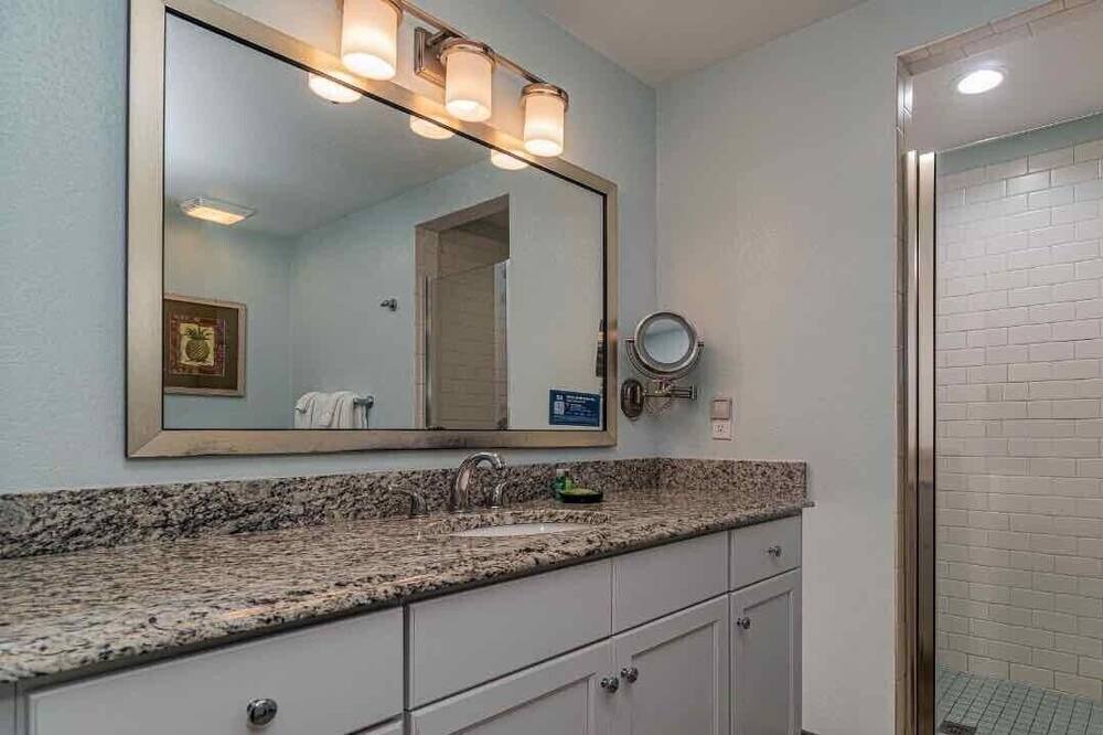 Photo of Bathroom in Arcadian Shores