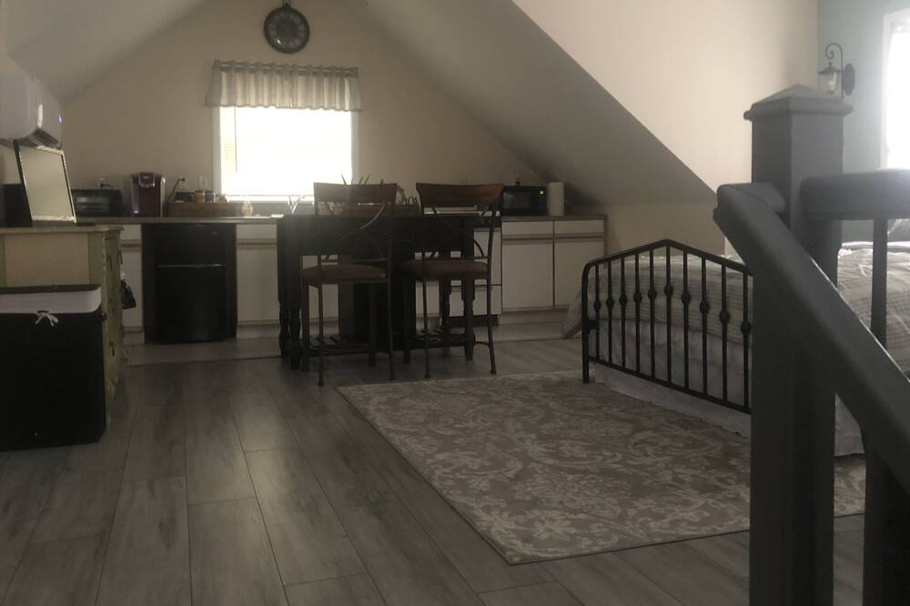Photo of Livingroom in Summerville Historic District