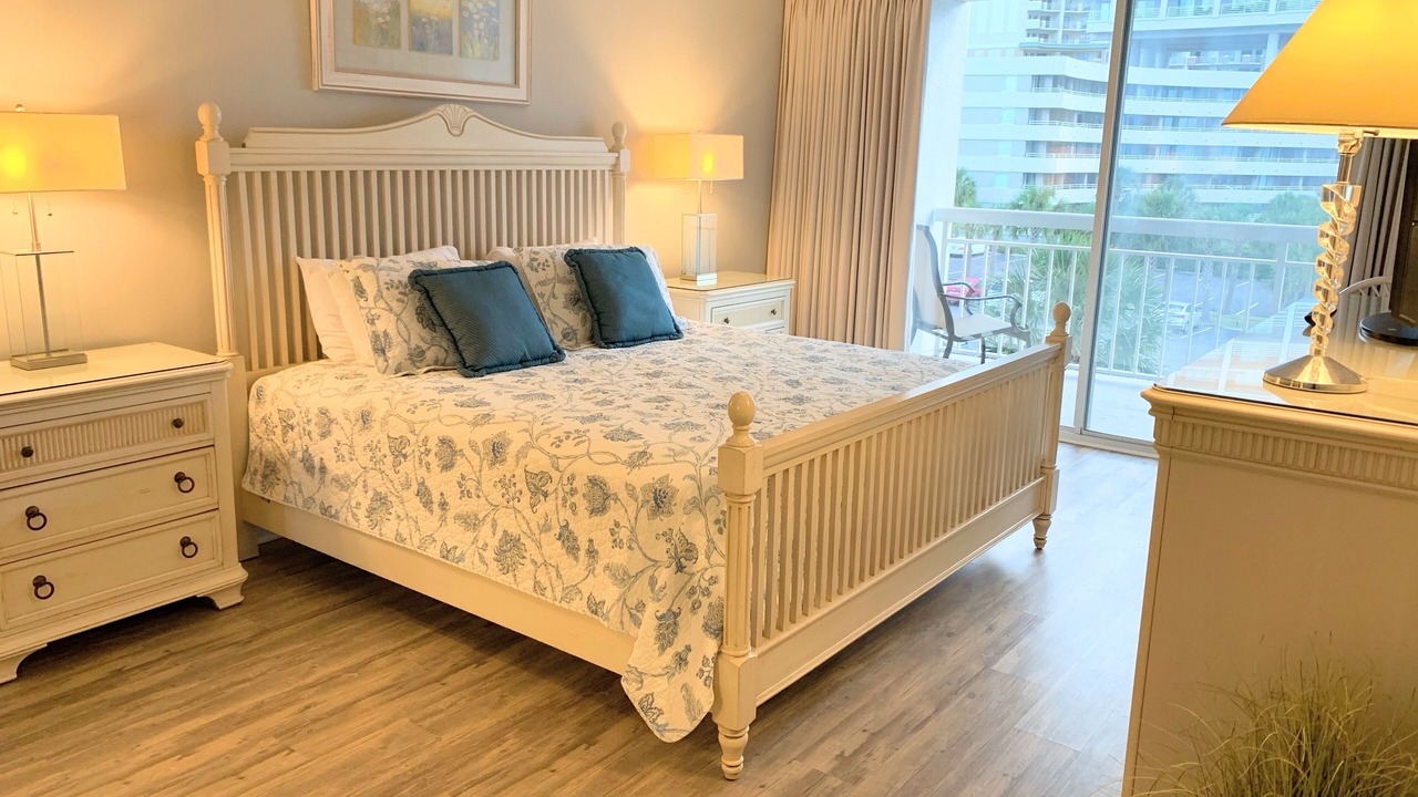 Photo of Bedroom in Arcadian Shores