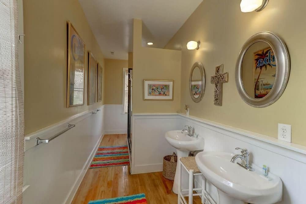 Photo of Bathroom in Sunset Point