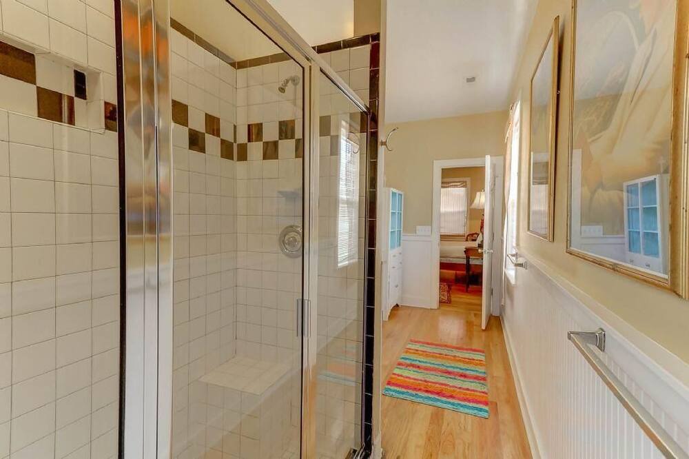 Photo of Bathroom in Sunset Point
