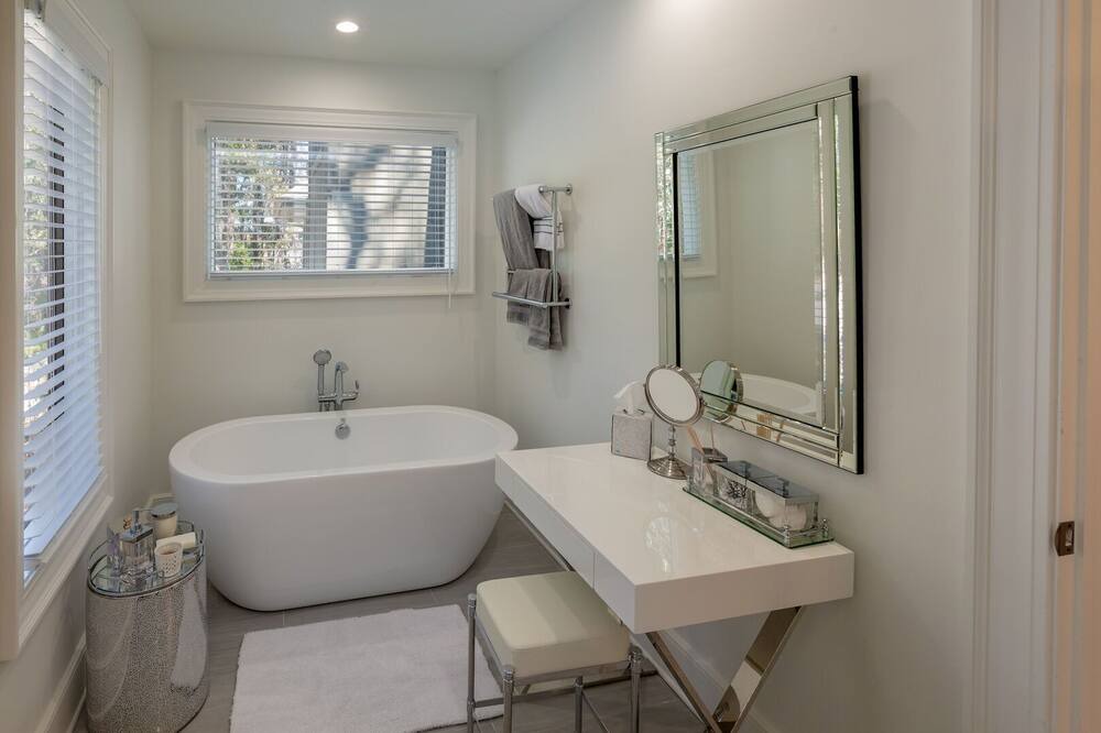 Photo of Bathroom in Vanderhorst Plantation