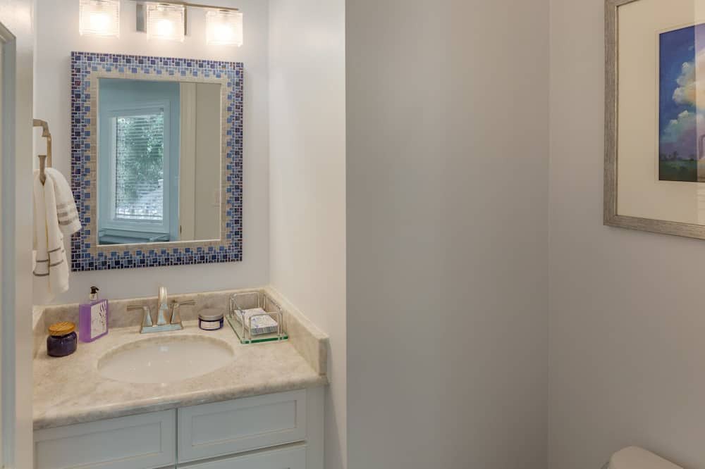 Photo of Bathroom in Vanderhorst Plantation