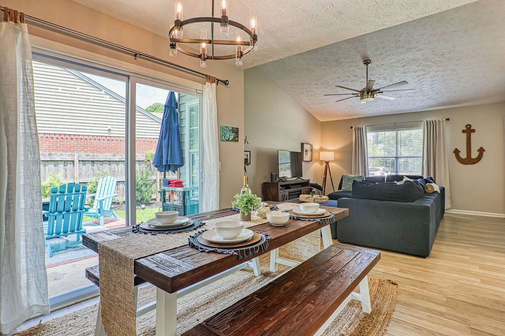 Photo of Livingroom in Whitemarsh Island