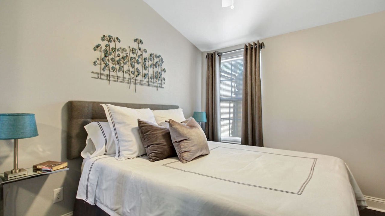 Photo of Bedroom in Metropolitan