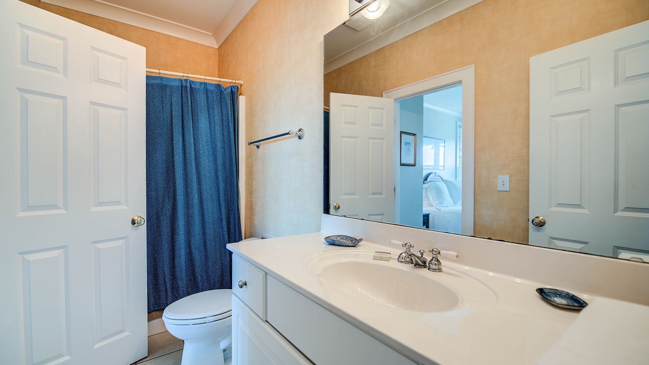 Photo of Bathroom in Debordieu Colony