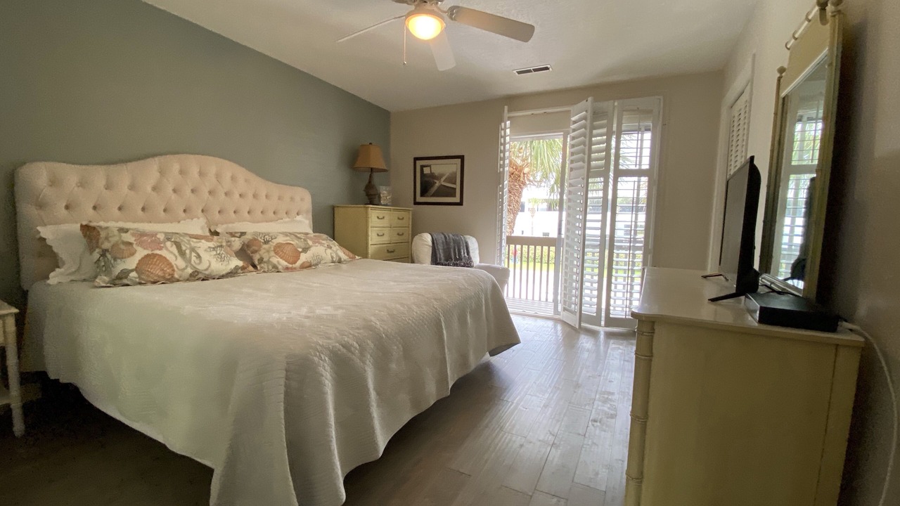 Photo of Bedroom in Arcadian Shores
