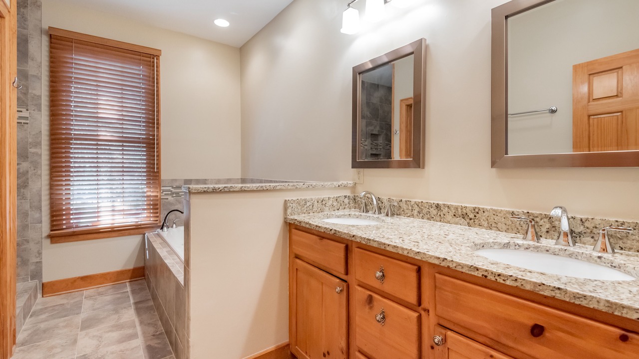Photo of Bathroom in Vanderhorst Plantation