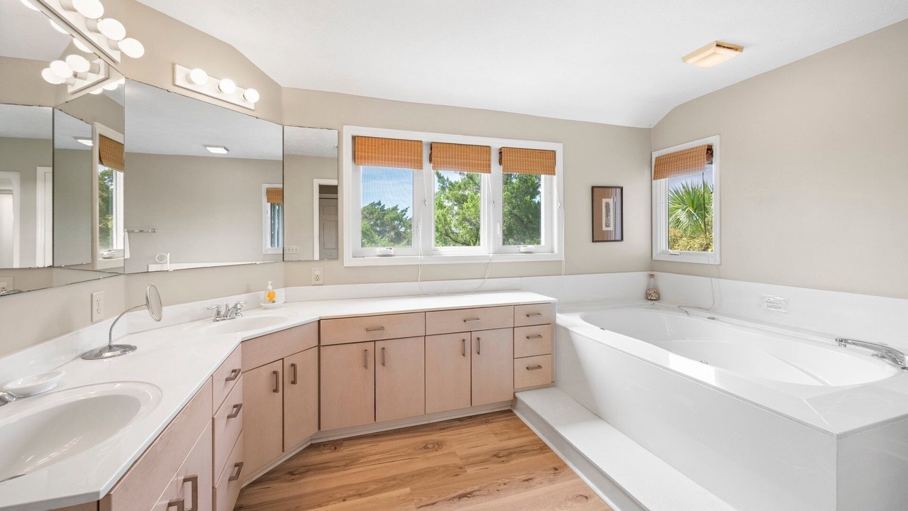 Photo of Bathroom in Debordieu Colony