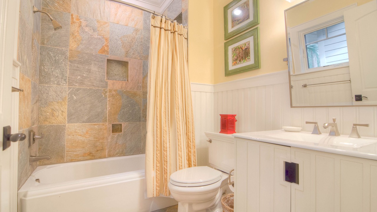 Photo of Bathroom in Vanderhorst Plantation