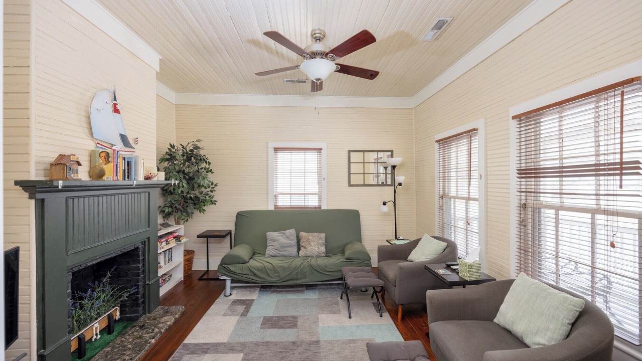 Photo of Livingroom in Northwest Quadrant