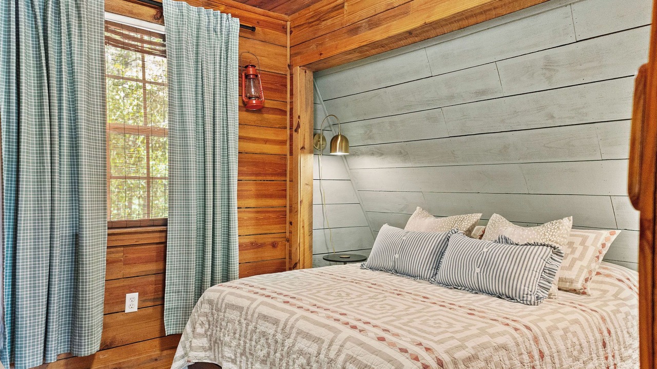 Photo of Bedroom in Floyd Dale