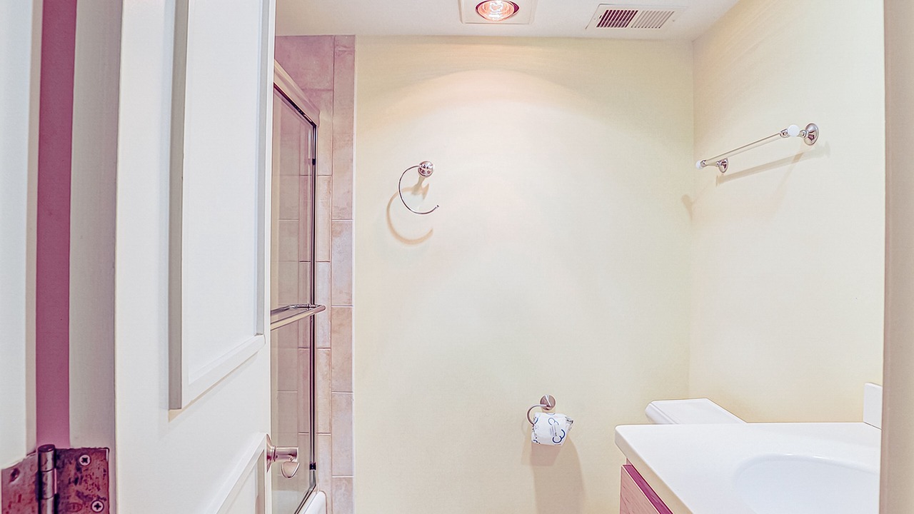 Photo of Bathroom in Night Heron