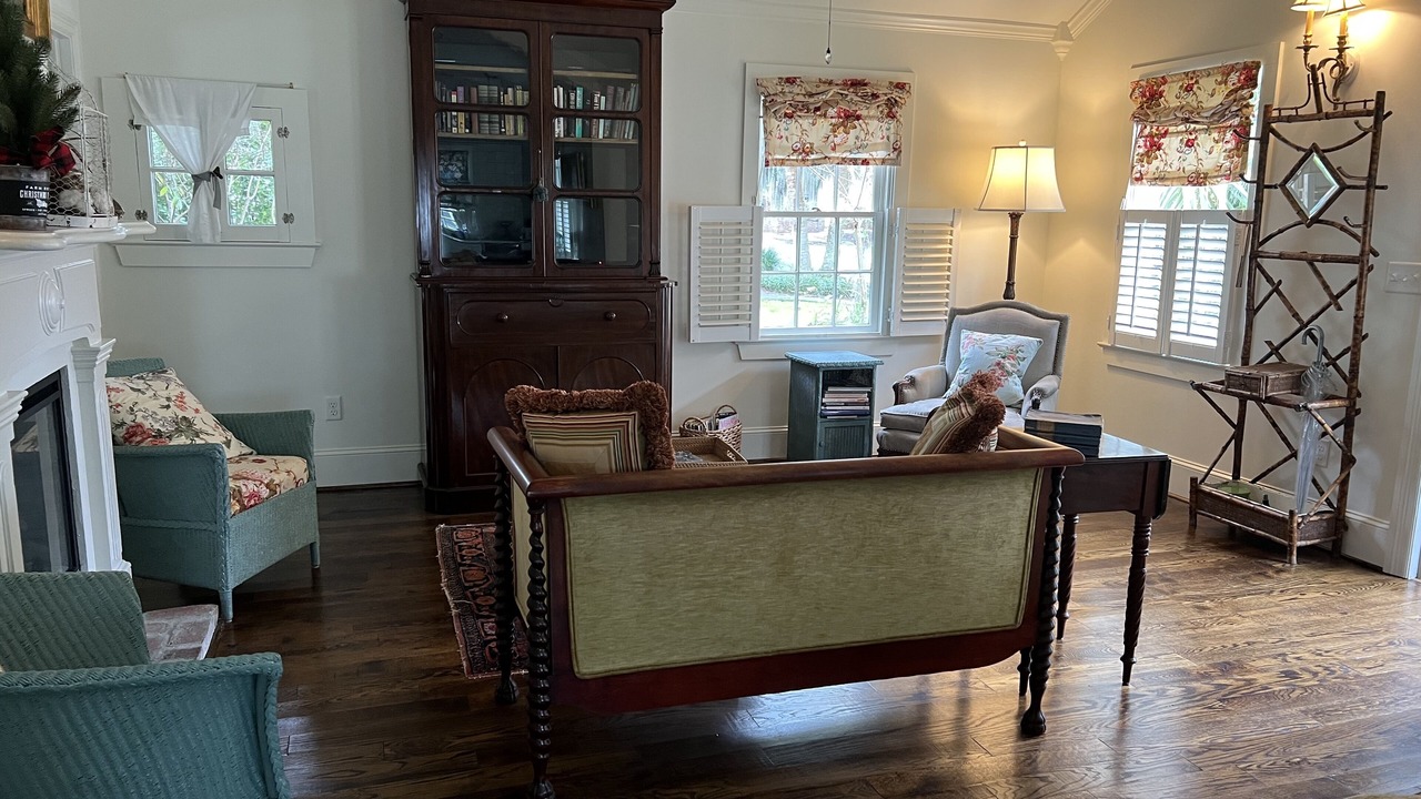 Photo of Livingroom in Historic District
