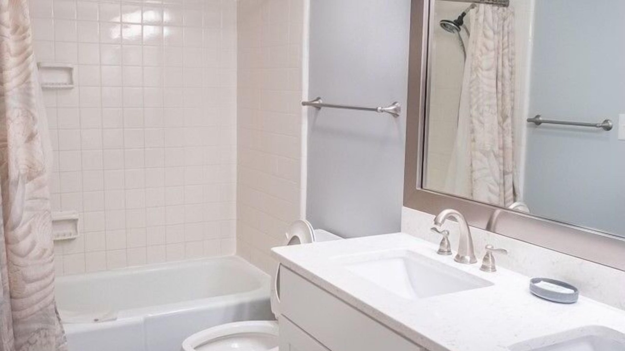 Photo of Bathroom in Arcadian Shores