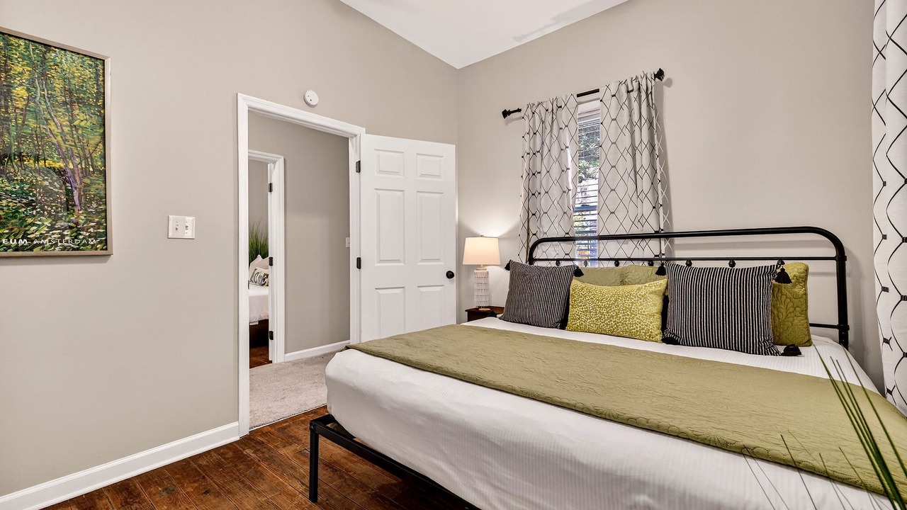 Photo of Bedroom in Metropolitan