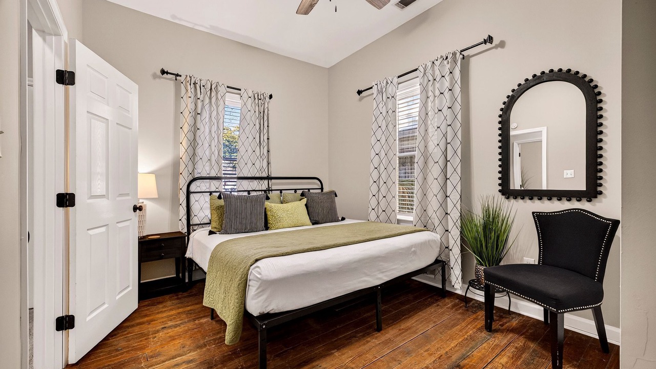 Photo of Bedroom in Metropolitan