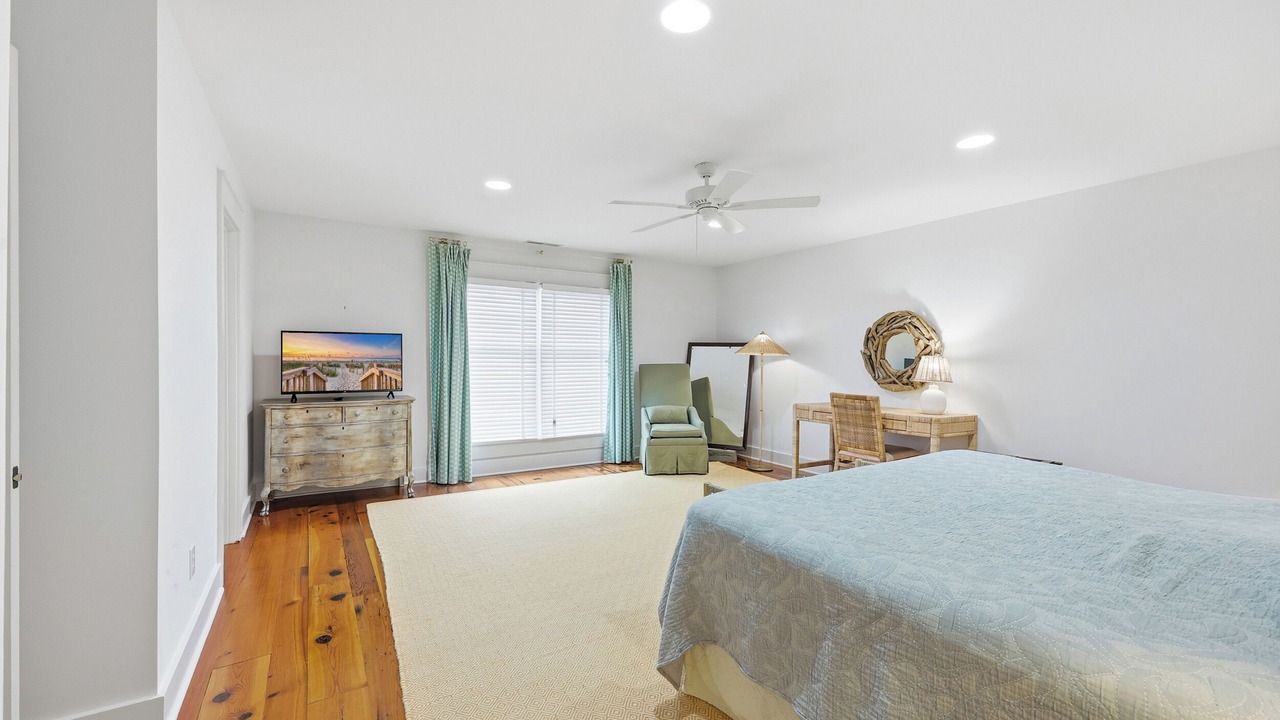 Photo of Bedroom in Debordieu Colony