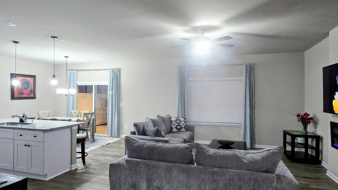 Photo of Livingroom in Davis Lake - Eastfield