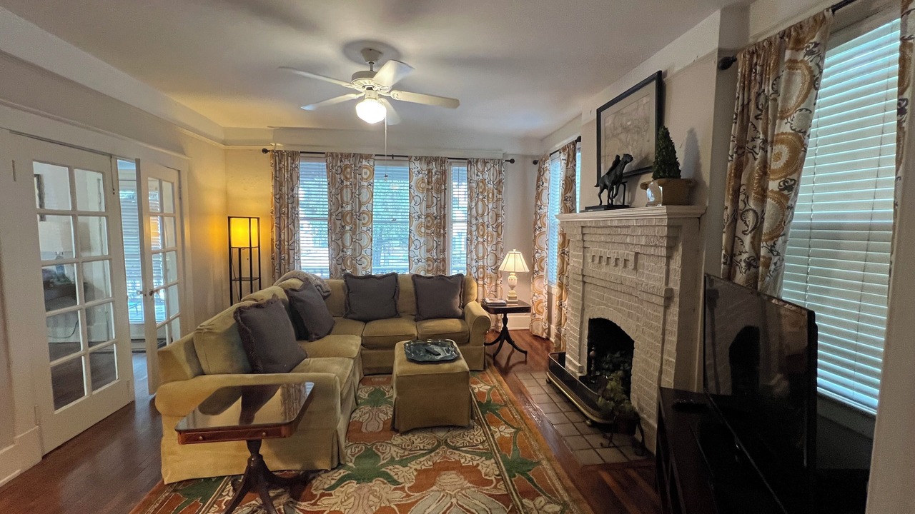 Photo of Livingroom in Thomas Square