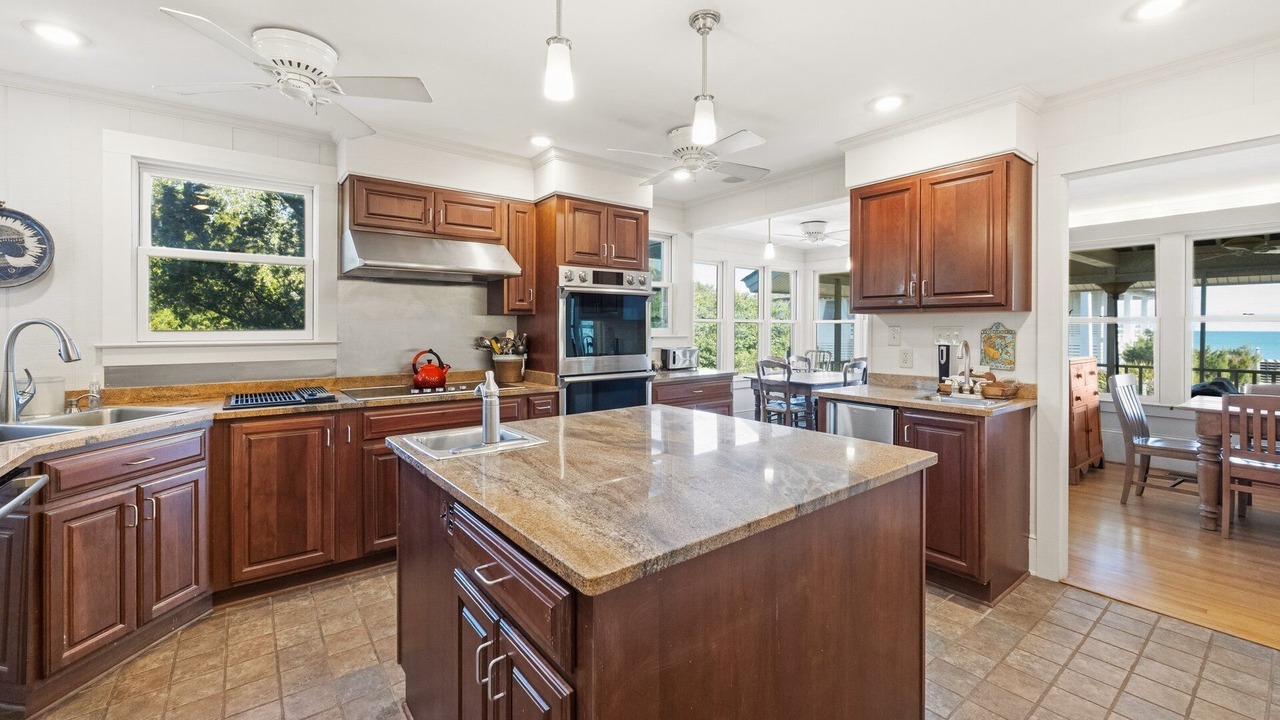 Photo of Kitchen in Debordieu Colony