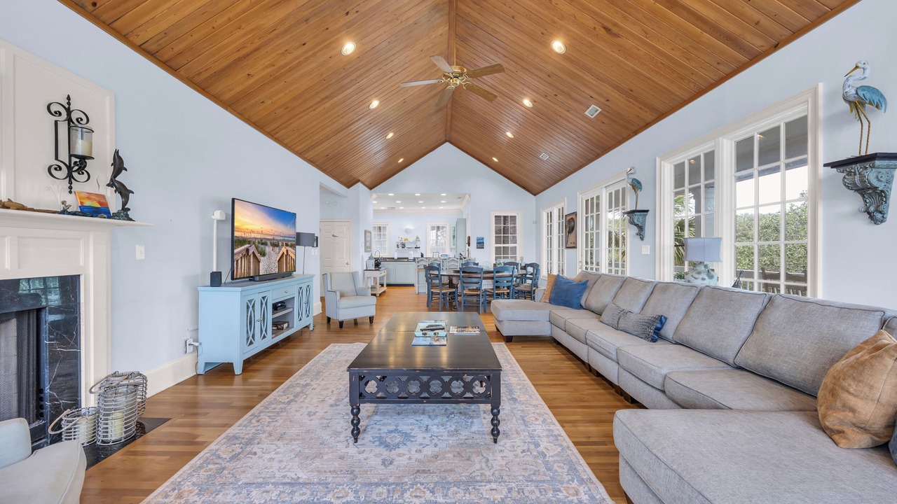 Photo of Livingroom in Debordieu Colony