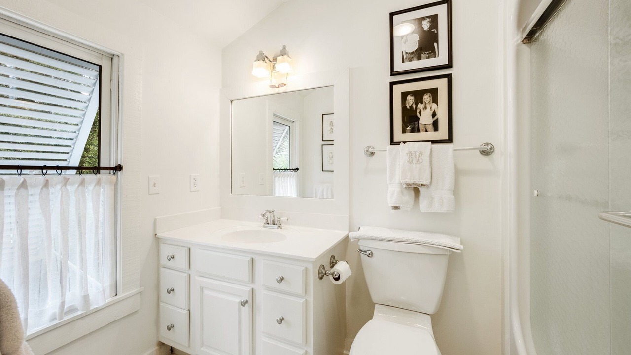 Photo of Bathroom in Debordieu Colony