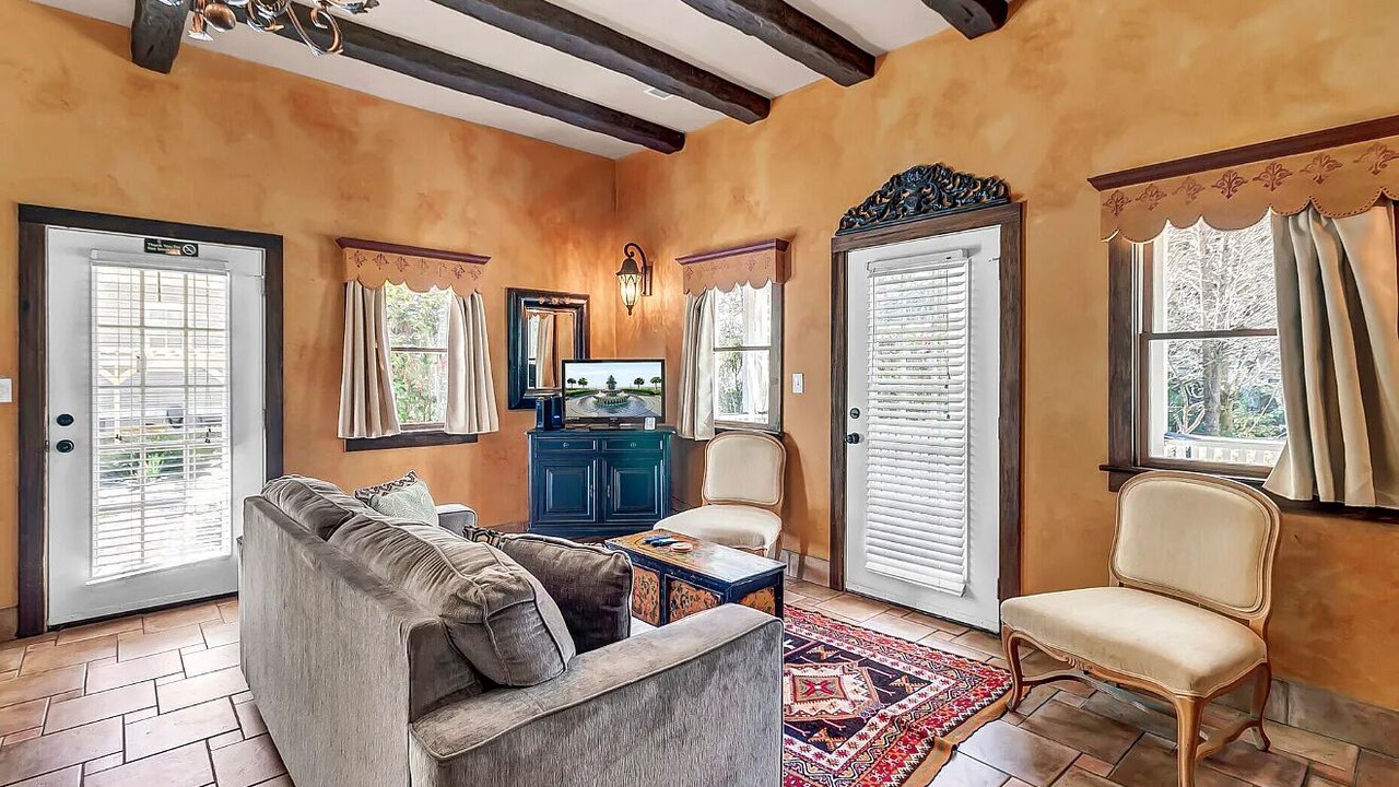 Photo of Livingroom in Summerville Historic District