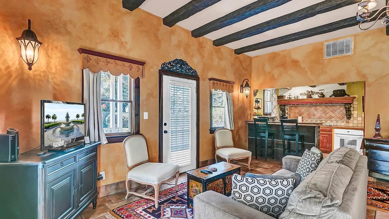 Photo of Livingroom in Summerville Historic District
