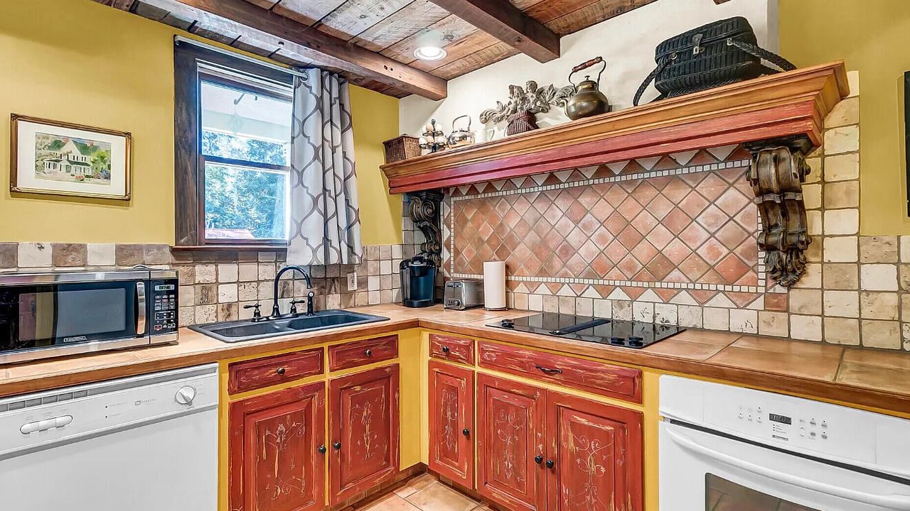 Photo of Kitchen in Summerville Historic District